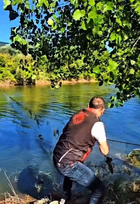 SAKARYA'DA, KENT GENELİNDEKİ GÖLET VE NEHİRLERDE GERÇEKLEŞTİRDİKLERİ KAÇAK AVCILIK DENETİMLERİNDE...