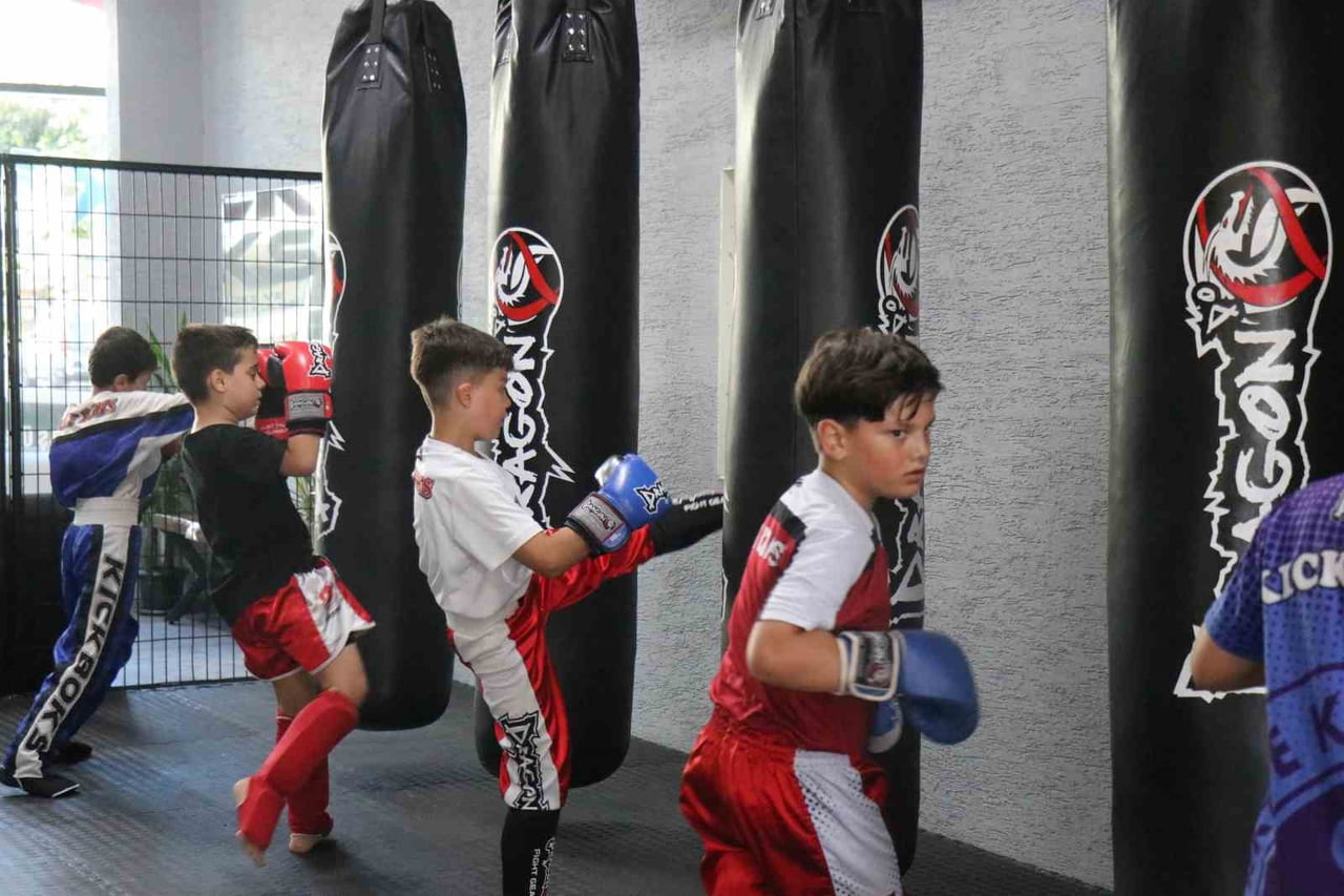 SAKARYA'DA KİCK BOKS EĞİTİMİ ALAN ÇOCUKLAR VE GENÇLER, SPOR SAYESİNDE HEM FİZİKSEL HEM DE RUHSAL...