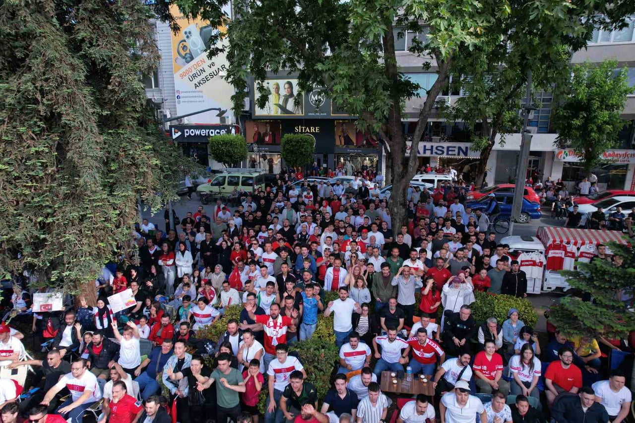 SAKARYA'DA VATANDAŞLAR, A MİLLİ FUTBOL TAKIMI'NIN 2026 DÜNYA KUPASI'NDAKİ İLK MAÇI OLAN AVUSTRALYA...