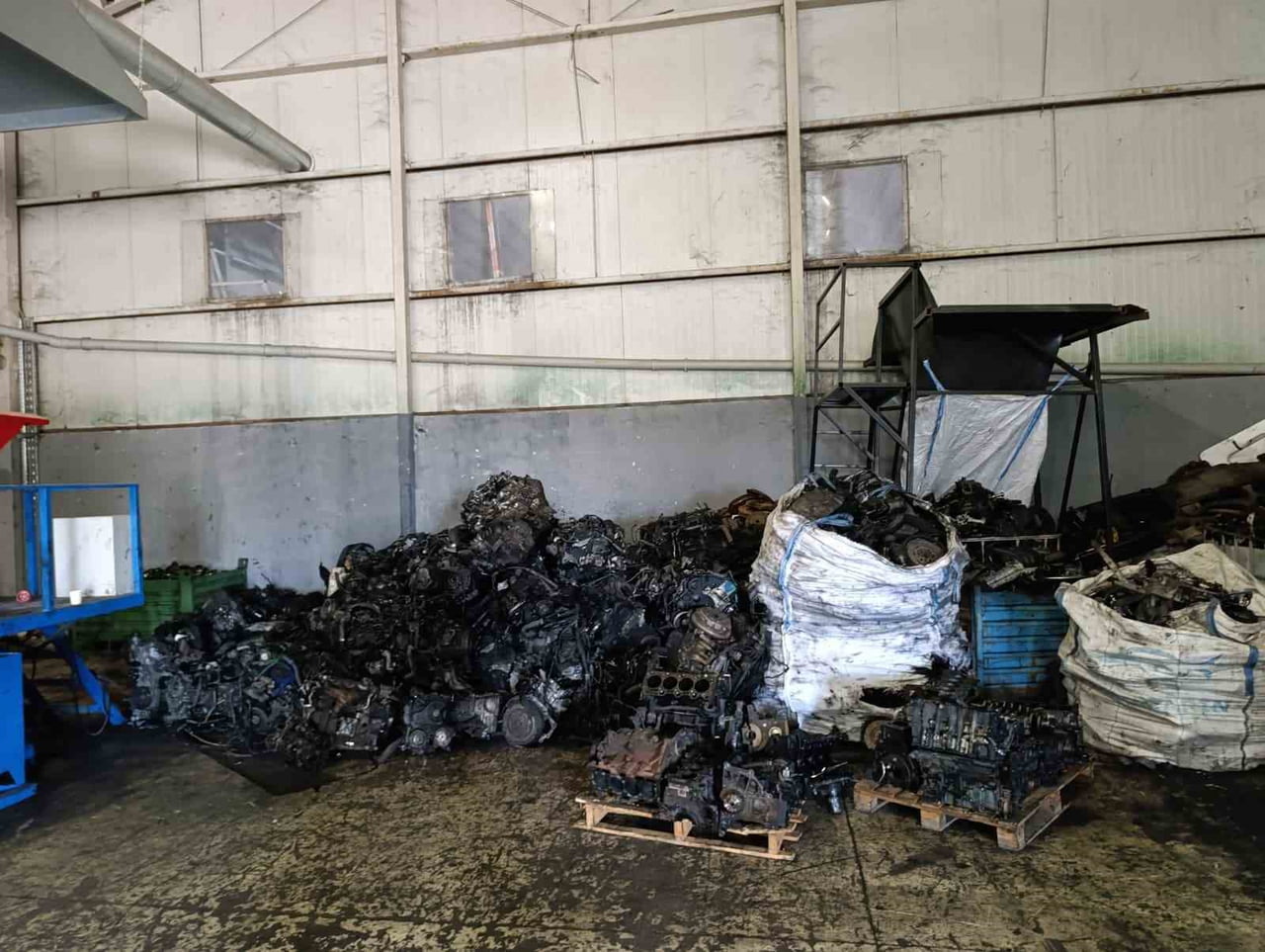 SAKARYA'DA, YURT DIŞINA SEVK EDİLMEK ÜZERE YOLA ÇIKAN GÜMRÜK MÜHÜRLÜ İKİ TIRDAKİ ARAÇ PARÇALARINI...