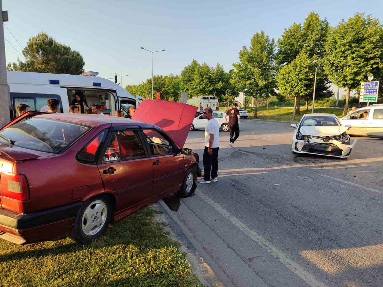 SAKARYA'NIN ADAPAZARI İLÇESİ D-650 KARAYOLUNDA İKİ OTOMOBİLİN KAFA KAFAYA ÇARPIŞMASI NETİCESİNDE...