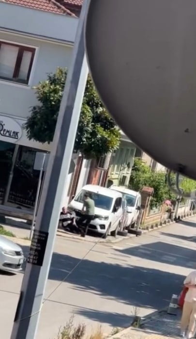SAKARYA'NIN ADAPAZARI İLÇESİNDE BİR ADAM, EŞİNİ RAHATSIZ ETTİĞİNİ ÖNE SÜRDÜĞÜ KİŞİYİ BACAĞINDAN...