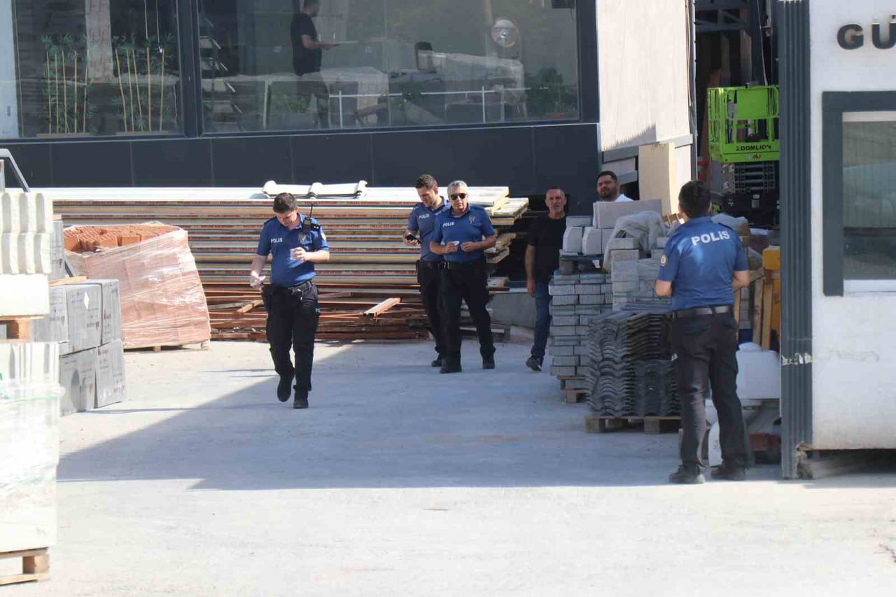 SAKARYA'NIN ADAPAZARI İLÇESİNDE BİR YAPI MALZEMELERİ FİRMASINDA BULUNAN ASANSÖRÜN DÜŞMESİ...