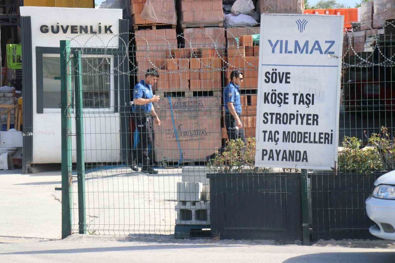 SAKARYA'NIN ADAPAZARI İLÇESİNDE BİR YAPI MALZEMELERİ FİRMASINDA BULUNAN ASANSÖRÜN DÜŞMESİ...
