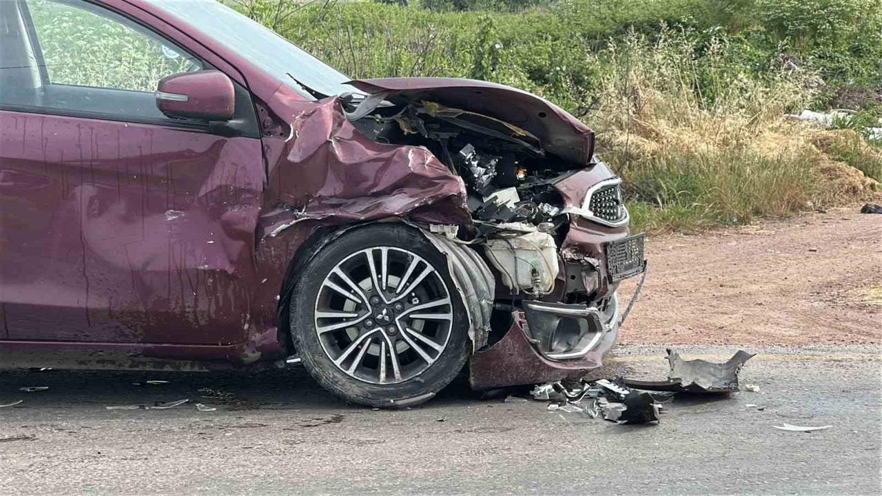 SAKARYA'NIN ADAPAZARI İLÇESİNDE MEYDANA GELEN İKİ OTOMOBİLİN KAFA KAFAYA ÇARPIŞTIĞI TRAFİK...