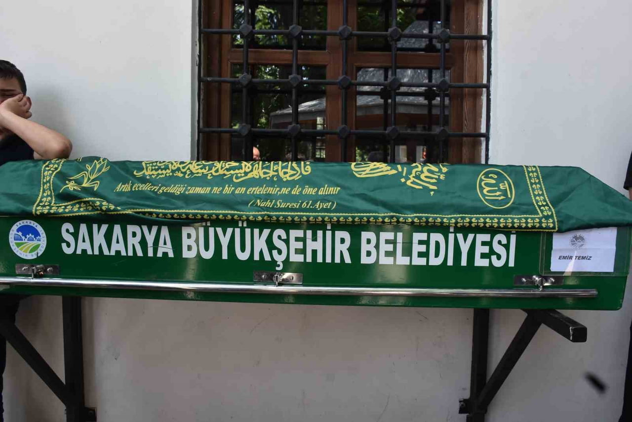 SAKARYA'NIN HENDEK İLÇESİNDE GİRDİĞİ DEREDE AKINTIYA KAPILAN VE CANSIZ BEDENİNE ULAŞILAN 20...