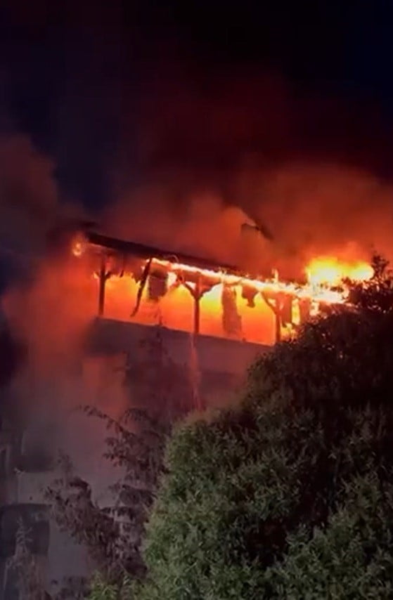 SAKARYA'NIN KAYNARCA İLÇESİNDE 3 KATLI BİR EVİN ÜST KATINDA ÇIKAN YANGIN NETİCESİNDE ÇATI VE ÜST...