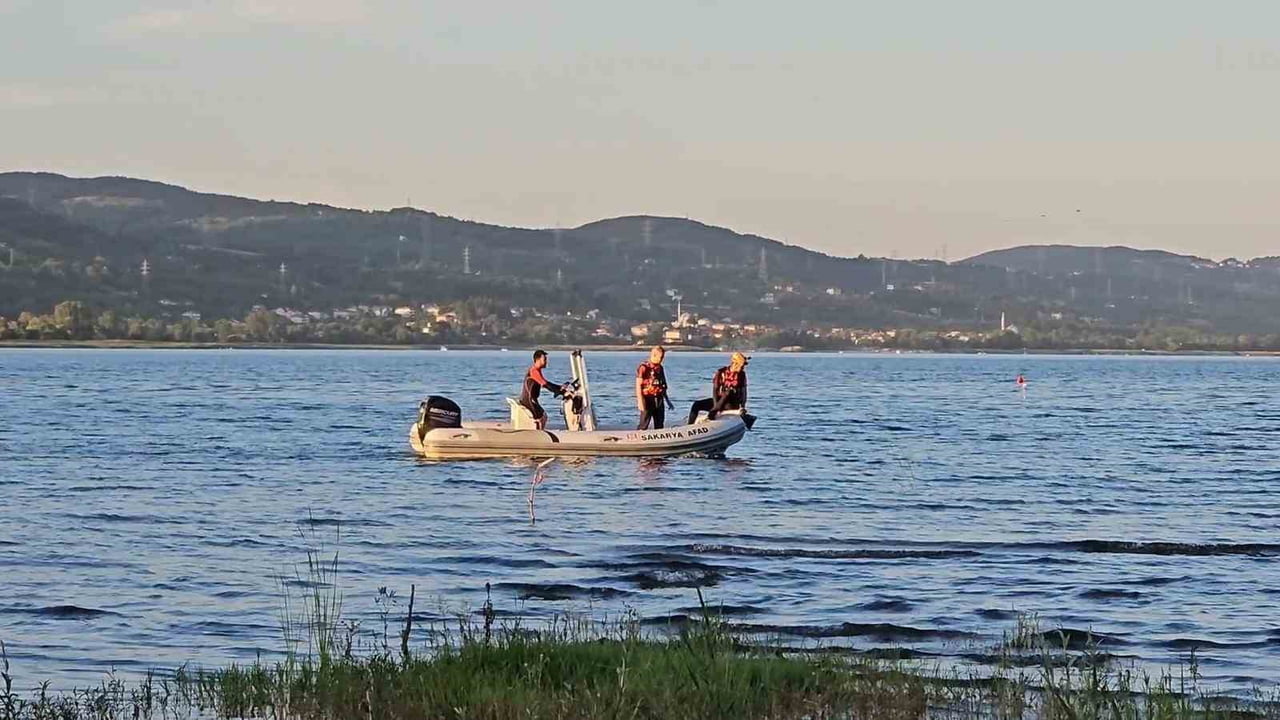 SAKARYA'NIN SAPANCA İLÇESİNDE DEREDE ŞNORKEL VE DENİZ GÖZLÜĞÜ TAKILI VAZİYETTE ERKEK CESEDİ...