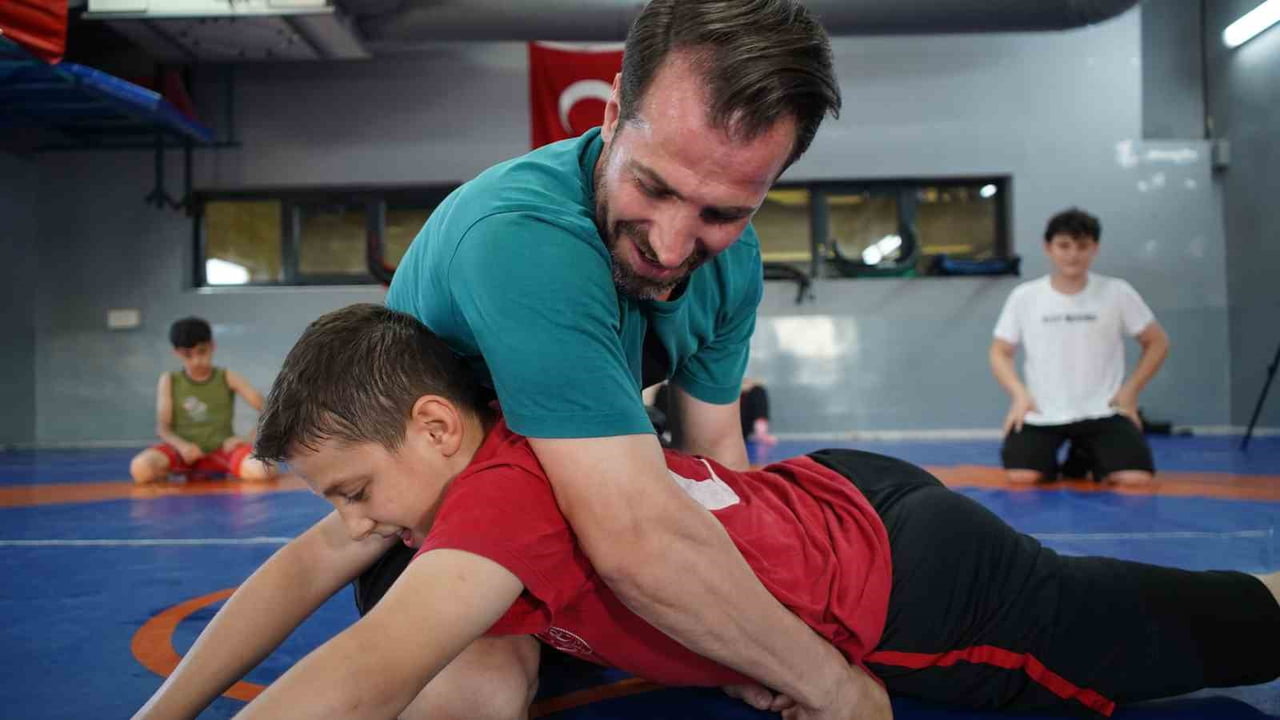 SAKARYA’DA 24 YIL ÖNCE BAŞLADIĞI GÜREŞ SPORUNDA DÜNYA VE AVRUPA ŞAMPİYONLUKLARINA İMZA ATAN İŞİTME...