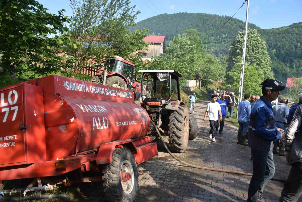 SAKARYA’DA İKİ KATLI BİR EVDE ÇIKAN YANGIN NETİCESİNDE BİNA TAMAMEN YANARAK KULLANILMAZ HALE...