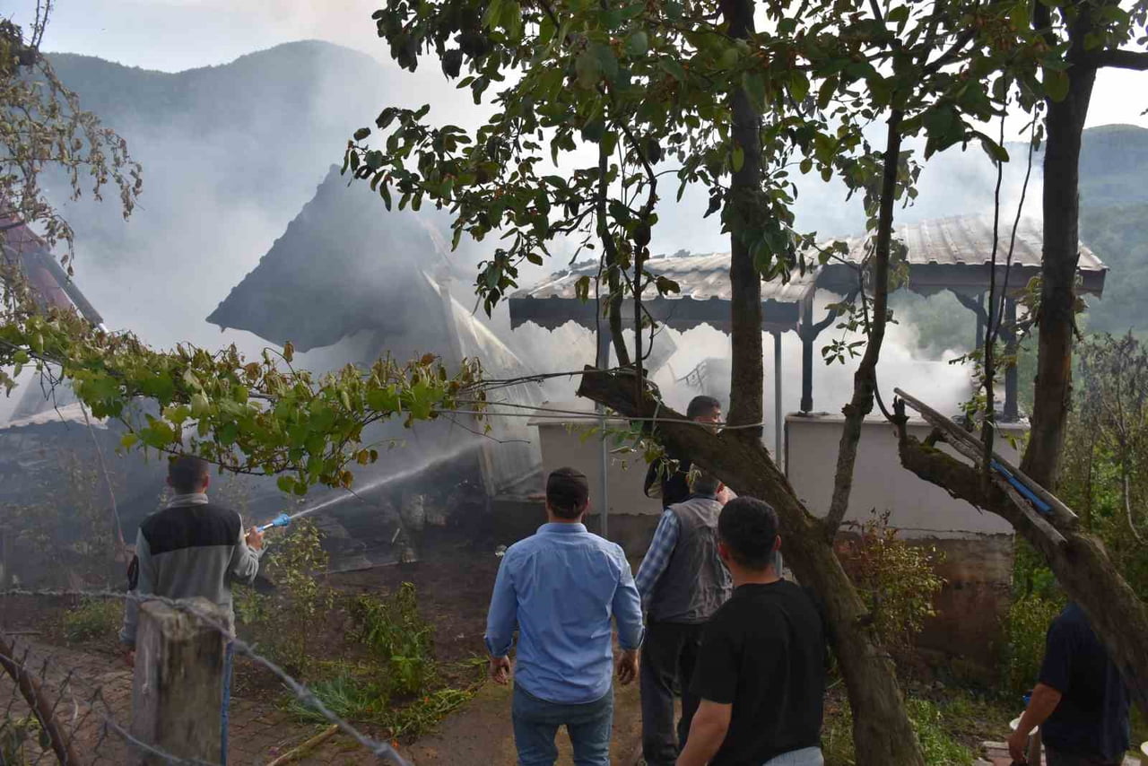 SAKARYA’DA İKİ KATLI BİR EVDE ÇIKAN YANGIN NETİCESİNDE BİNA TAMAMEN YANARAK KULLANILMAZ HALE...