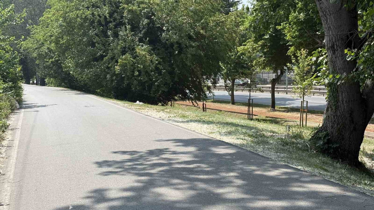 SAKARYA’NIN ADAPAZARI İLÇESİNDE BİR KİŞİ, PARK HALİNDEKİ ARACINDA SİLAHLA VURULMUŞ HALDE ÖLÜ...
