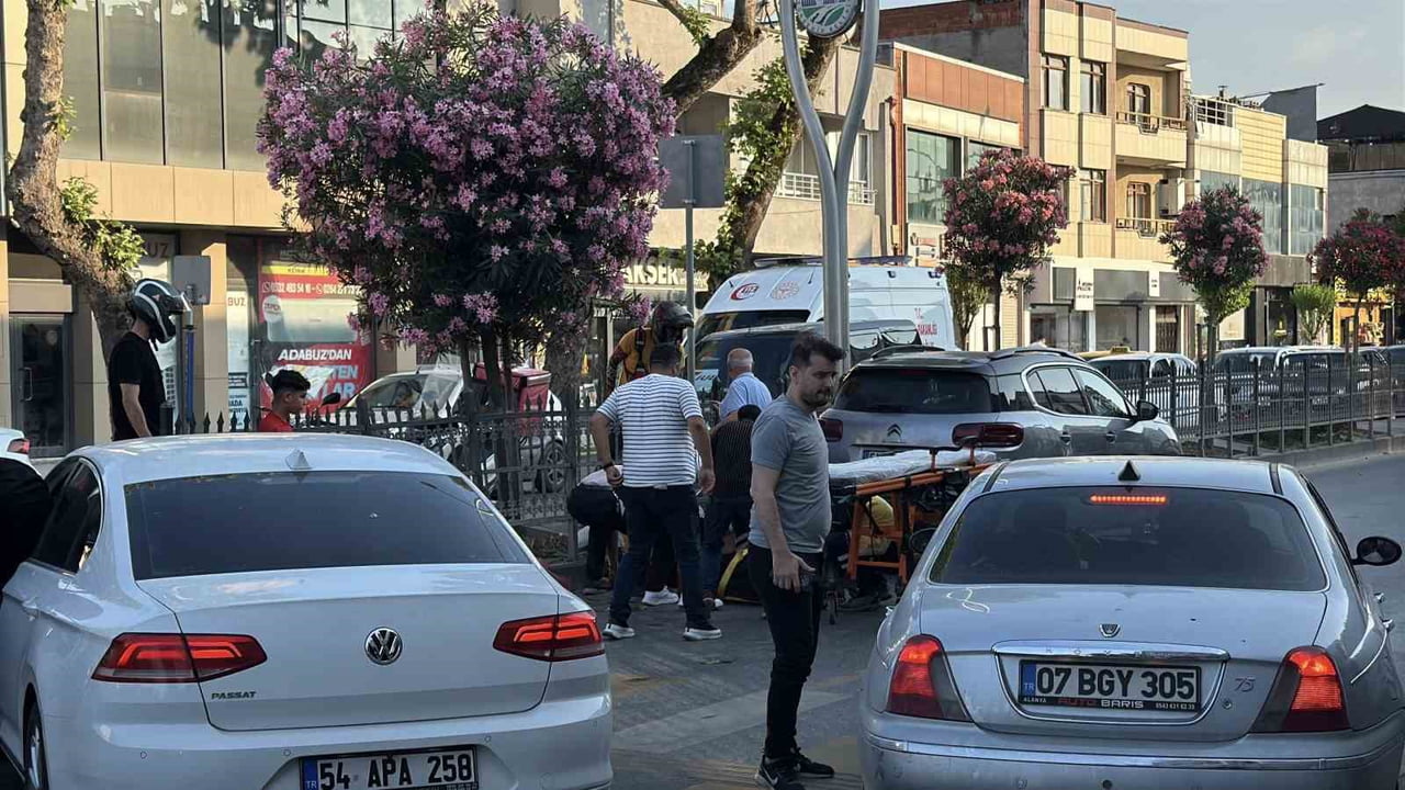 SAKARYA’NIN ADAPAZARI İLÇESİNDE SUV TARZI ARACIN YAYA GEÇİDİNDE ÇARPTIĞI 58 YAŞINDAKİ KADIN...