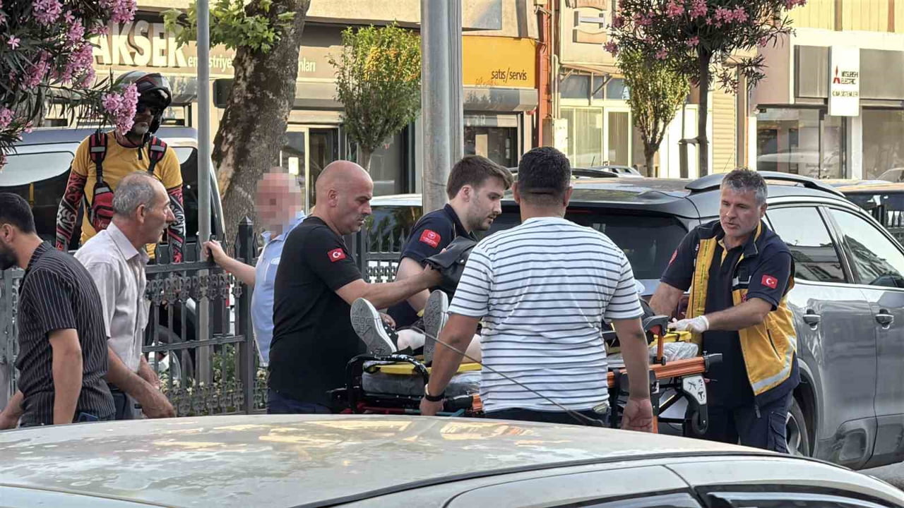 SAKARYA’NIN ADAPAZARI İLÇESİNDE SUV TARZI ARACIN YAYA GEÇİDİNDE ÇARPTIĞI 58 YAŞINDAKİ KADIN...