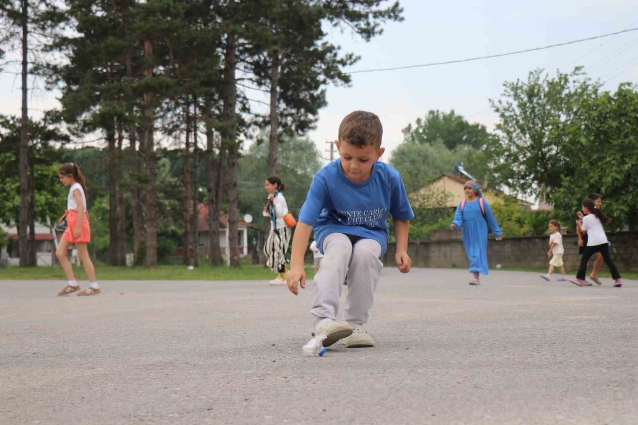 SAKARYA’NIN AKYAZI İLÇESİNDE, AYRIŞTIRILMAMIŞ ÇÖP BULMANIN NEREDEYSE İMKANSIZ OLDUĞU MAHALLEDE...