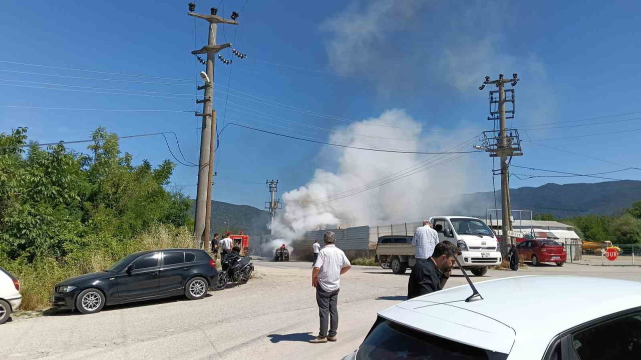 SAKARYA’NIN ARİFİYE İLÇESİNDE SEYİR HALİNDE OLAN BİR OTOMOBİL ALEVLERE TESLİM OLDU. DUMANLARIN...