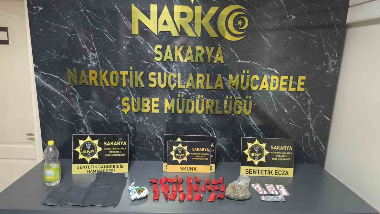 SAKARYA’NIN HENDEK İLÇESİNDE EMNİYET EKİPLERİNCE DÜZENLENEN UYUŞTURUCU OPERASYONUNDA BİR ŞÜPHELİ...
