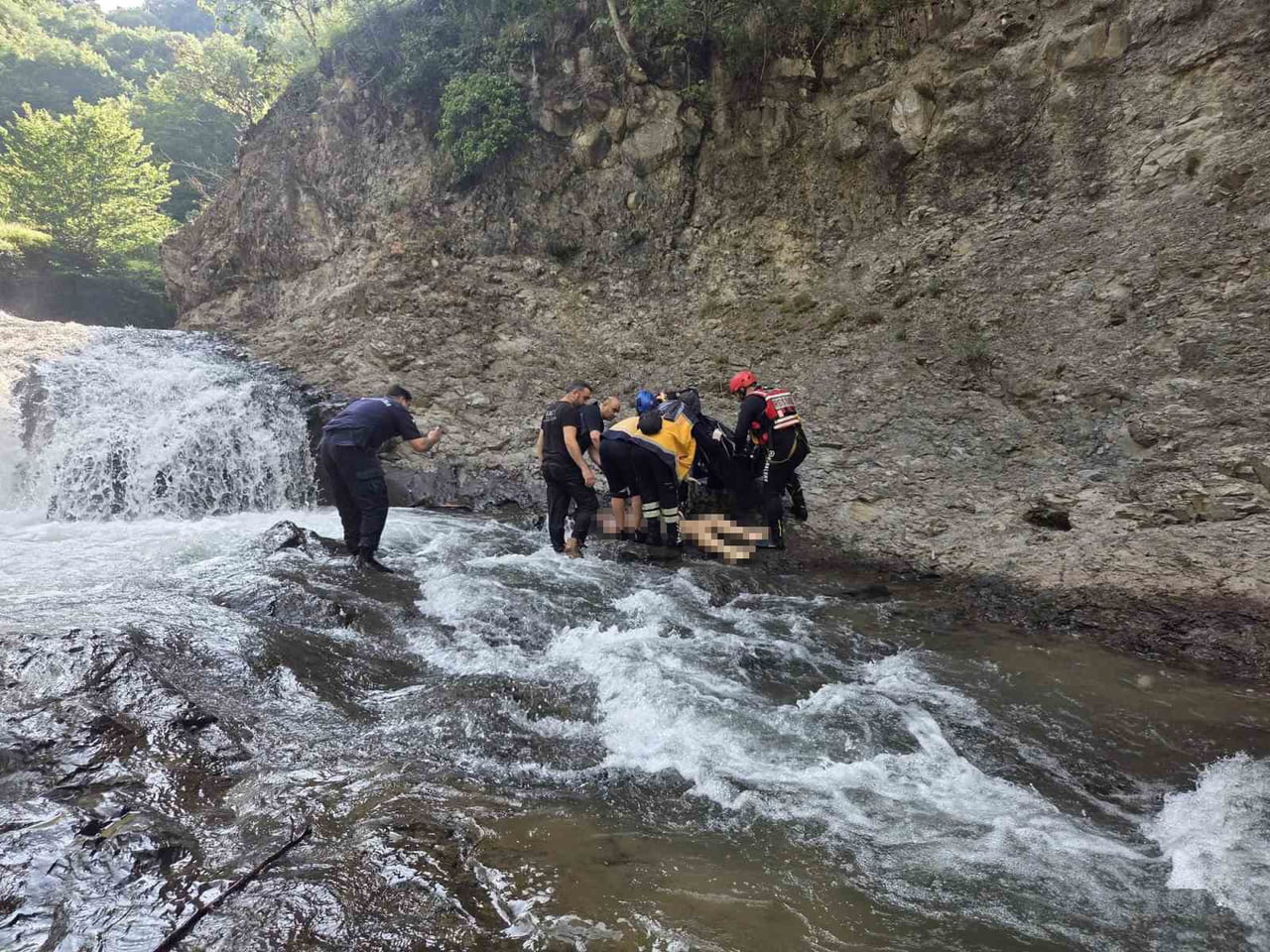 SAKARYA’NIN HENDEK İLÇESİNDE GİRDİĞİ DEREDE AKINTIYA KAPILAN VE KAYIP OLARAK ARANAN 20 YAŞINDAKİ...