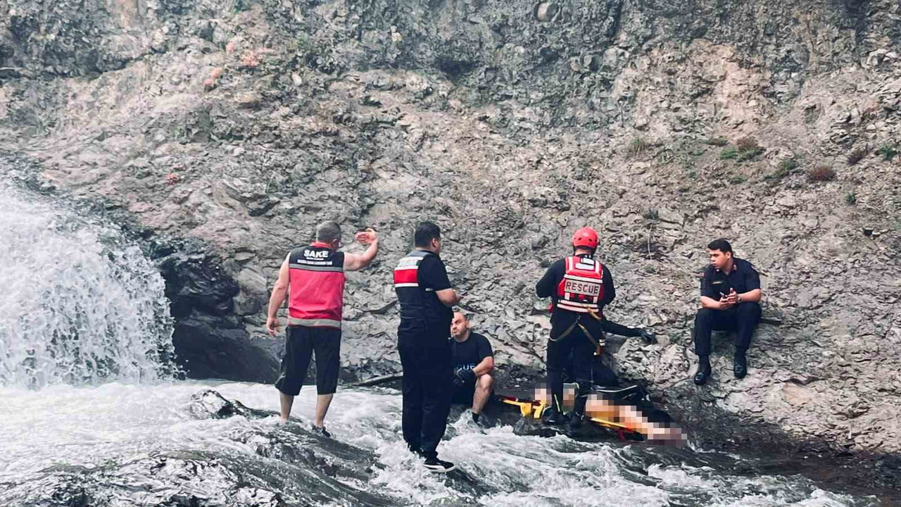 SAKARYA’NIN HENDEK İLÇESİNDE GİRDİĞİ DEREDE AKINTIYA KAPILAN VE KAYIP OLARAK ARANAN 20 YAŞINDAKİ...