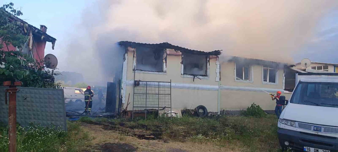 SAKARYA’NIN KARAPÜRÇEK İLÇESİNDE İKİ KATLI AHŞAP BİR EVDE ÇIKAN VE KISA SÜREDE TÜM BİNAYI SARAN...