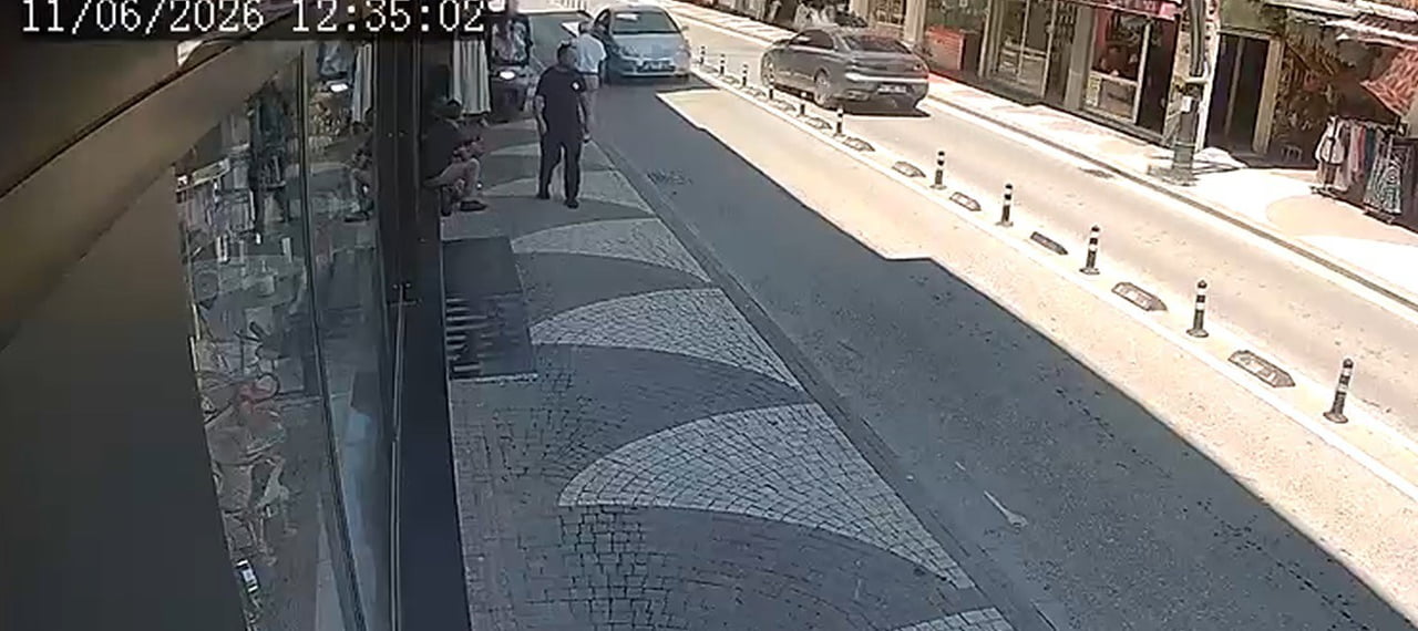 SAKARYA’NIN KARASU İLÇESİNDE CADDE ÜZERİNDE SEYİR HALİNDE OLAN OTOMOBİL, KARŞIDAN KARŞIYA GEÇMEKTE...