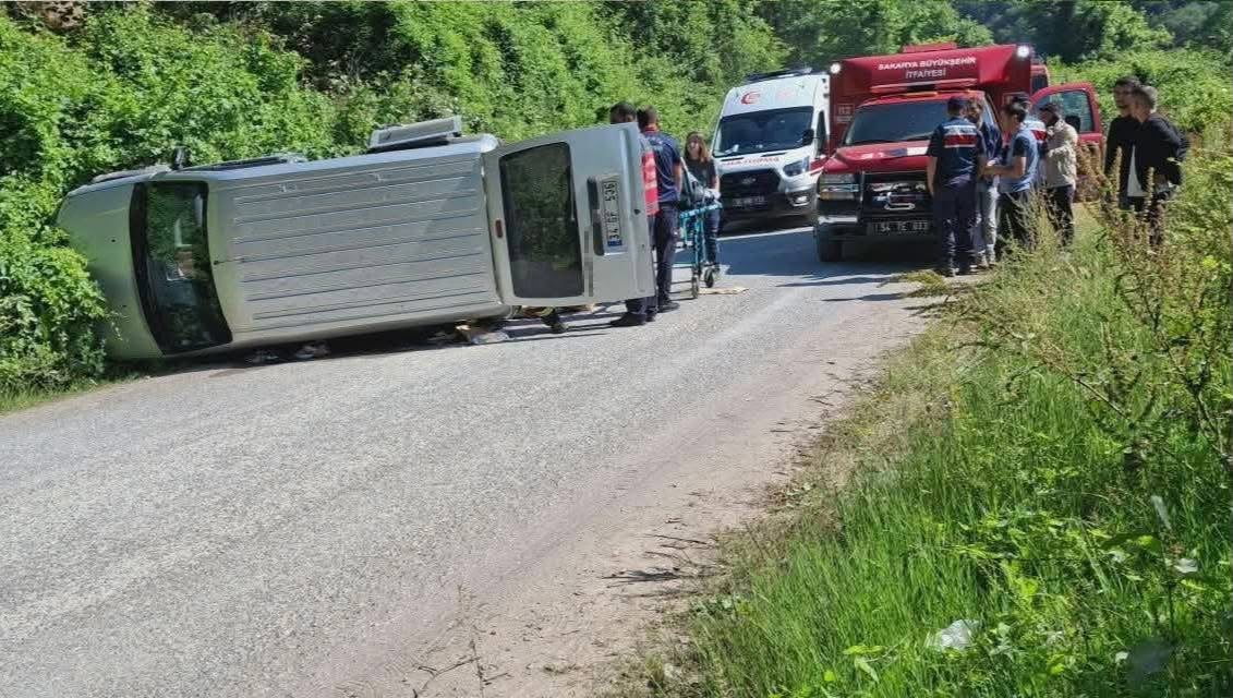 SAKARYA’NIN KOCAALİ İLÇESİNDE YOL KENARINDAKİ KANALA DÜŞEN OTOMOBİLDE 1 KİŞİ YARALANDI.