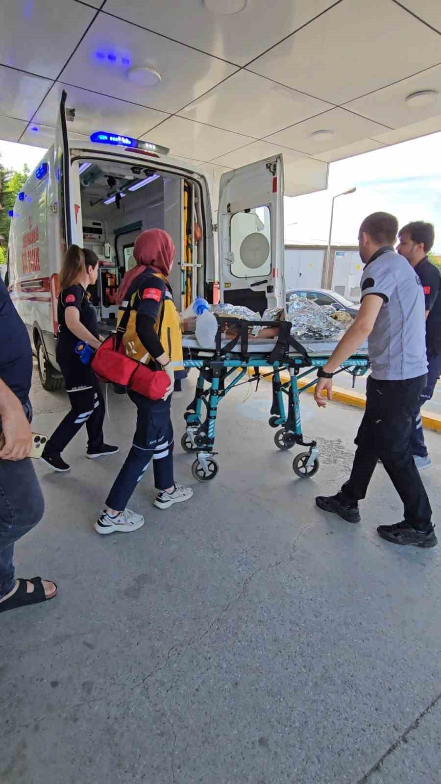 SAKARYA’NIN SAPANCA İLÇESİNDE KONAKLADIKLARI BUNGALOV TESİSİNİN HAVUZUNDA CAN SİMİDİNDEN KAYARAK...