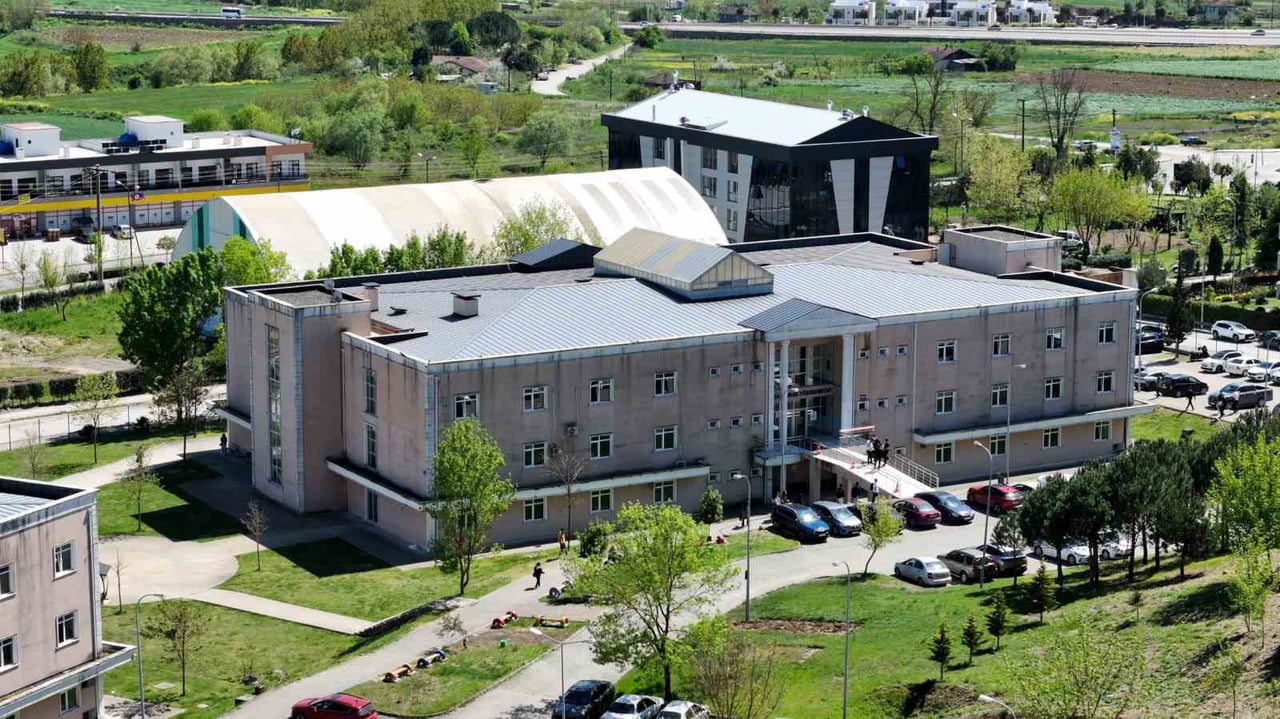SAKARYA UYGULAMALI BİLİMLER ÜNİVERSİTESİ’NİN BİRİMLERİNDEN OLAN MESLEK YÜKSEK OKULU’NUN  50. YIL...