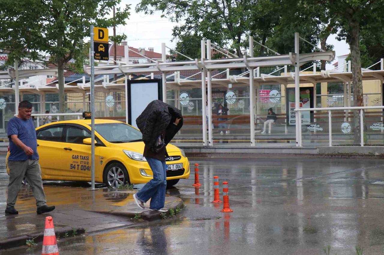 SAKARYA VALİLİĞİNİN YAPMIŞ OLDUĞU YAĞIŞ UYARILARININ ARDINDAN KENT GENELİNDE ETKİSİNİ GÖSTEREN...