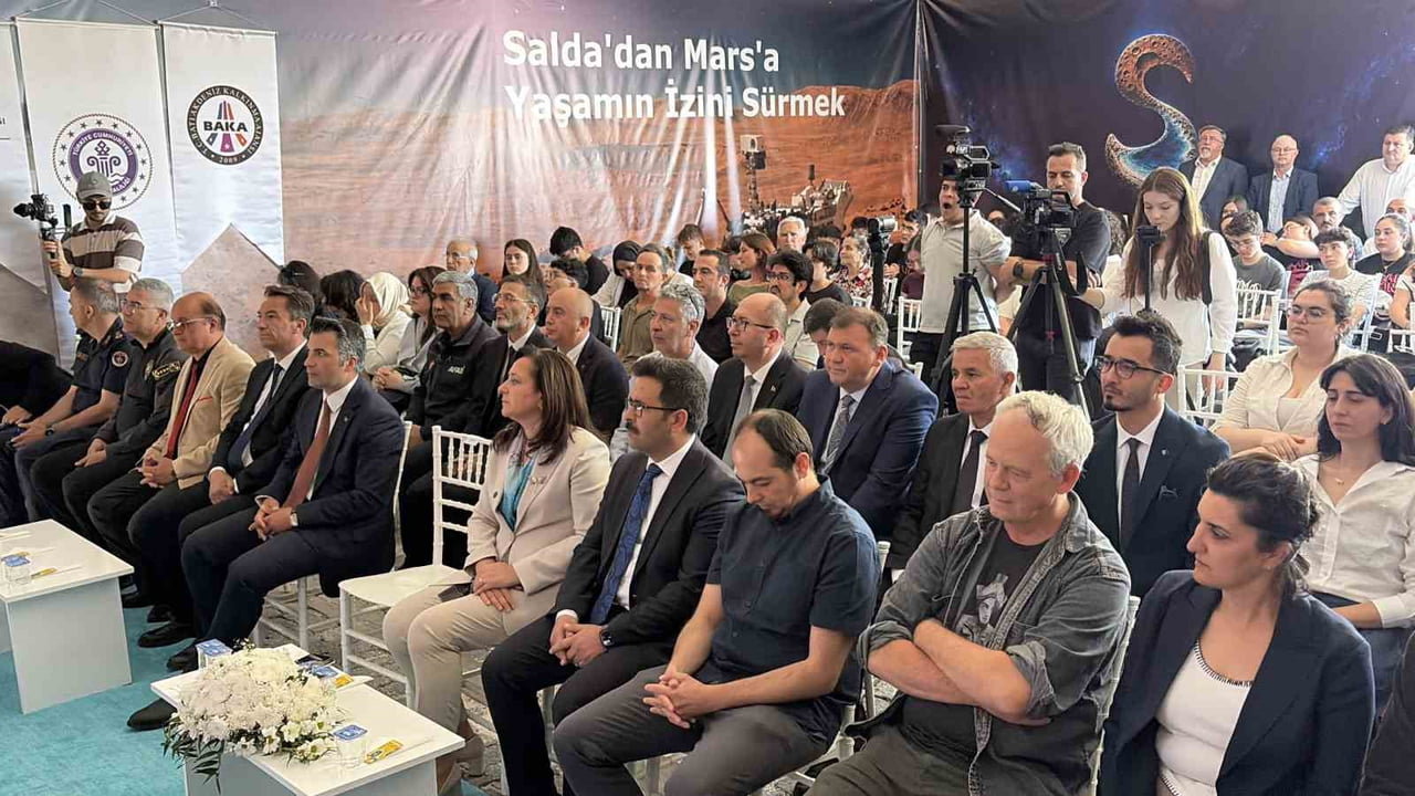 SALDA BİLİM FESTİVALİ ÇERÇEVESİNDE GÖL KIYISINDA KURULAN STANTLAR, DÜZENLENEN ATÖLYELER VE...