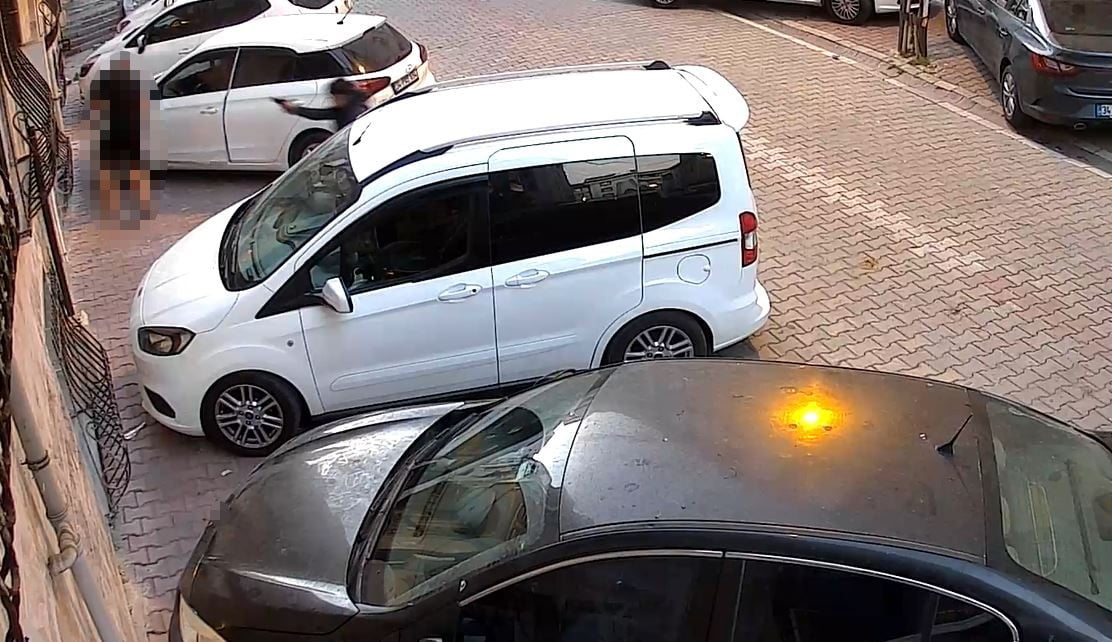 SALDIRGANLARIN PEŞ PEŞE ATEŞ AÇTIĞI, GENÇ ADAMIN İSE KURŞUNLARIN HEDEFİ OLDUĞU ANLAR.