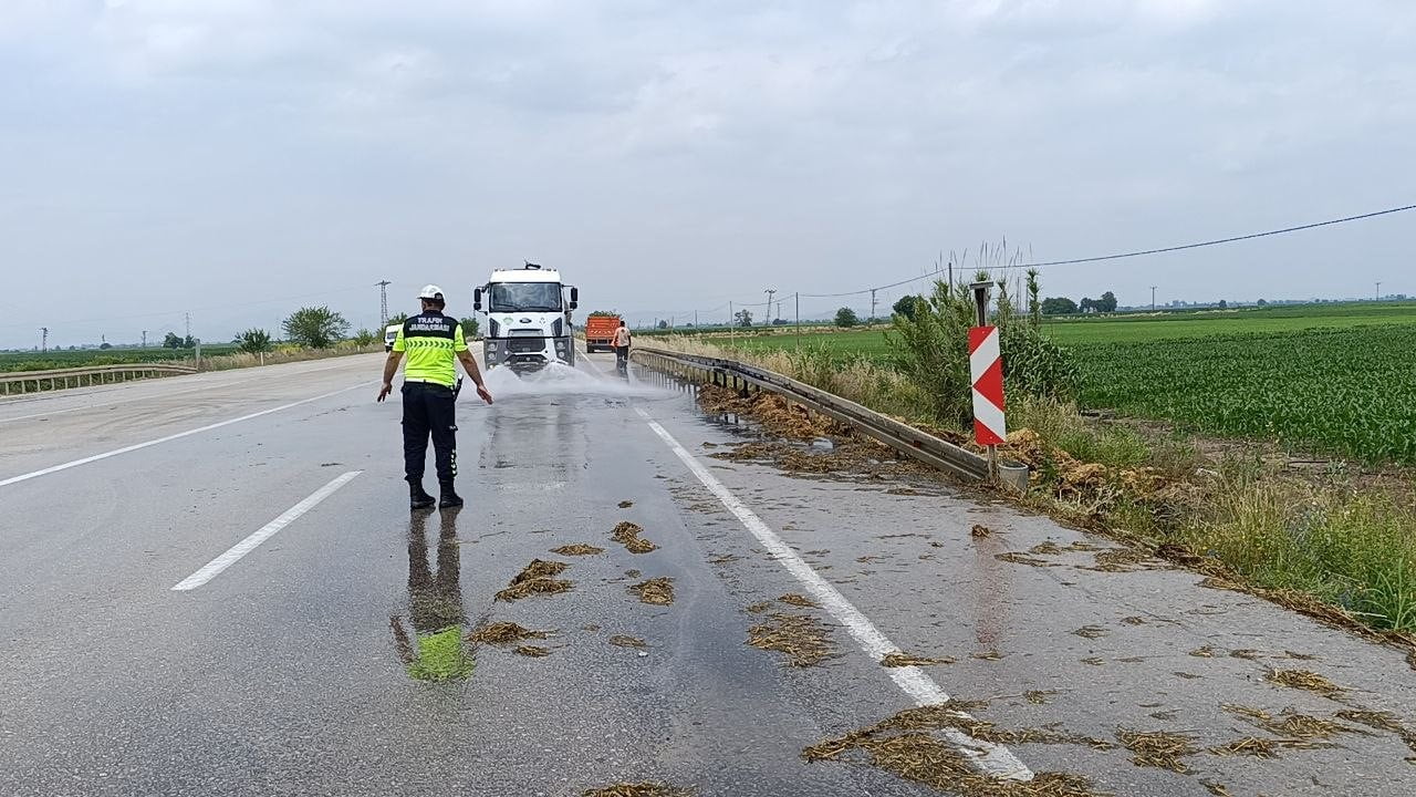 SAMAN BALYALARI İLE YANAN PİKAP SONRASINDA BÖLGEDE TEMİZLİK VE YOL AÇMA ÇALIŞMASI YAPILDI