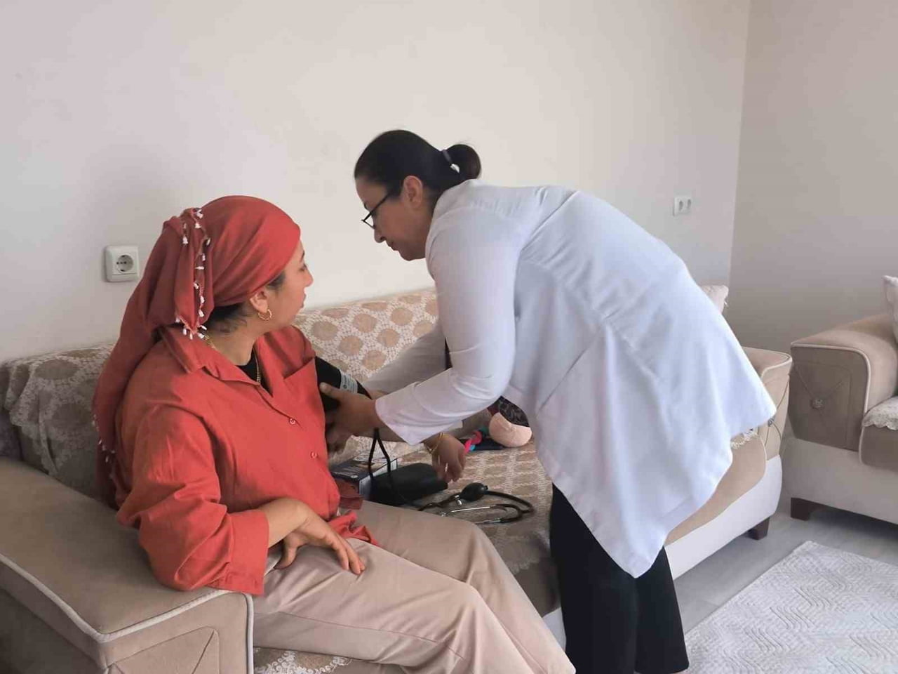 SAMANDAĞ’DA YÜRÜTÜLEN “HER GEBEYE BİR EBE” UYGULAMASI KAPSAMINDA KOORDİNATÖR EBELER, ANNE...