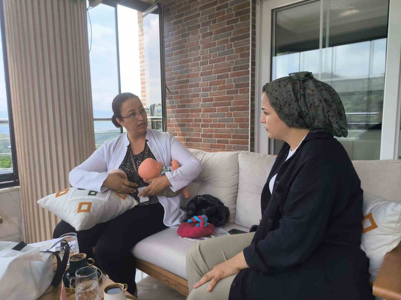 SAMANDAĞ’DA YÜRÜTÜLEN “HER GEBEYE BİR EBE” UYGULAMASI KAPSAMINDA KOORDİNATÖR EBELER, ANNE...
