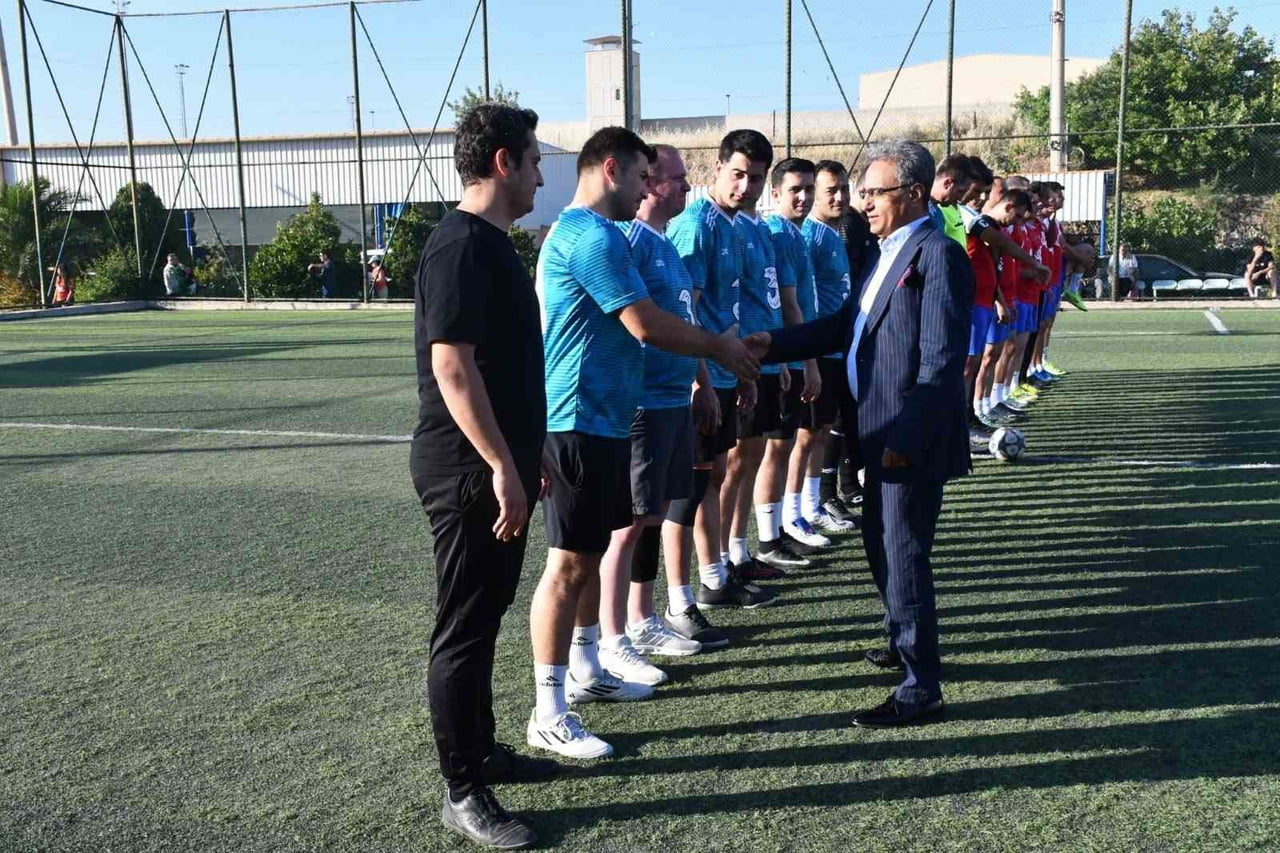 ŞAMPİYON OLAN TAKIMIN OYUNCULARINA KUPA VE MADALYALARI CUMHURİYET SAVCISI MURAT KAYANÇİÇEK...