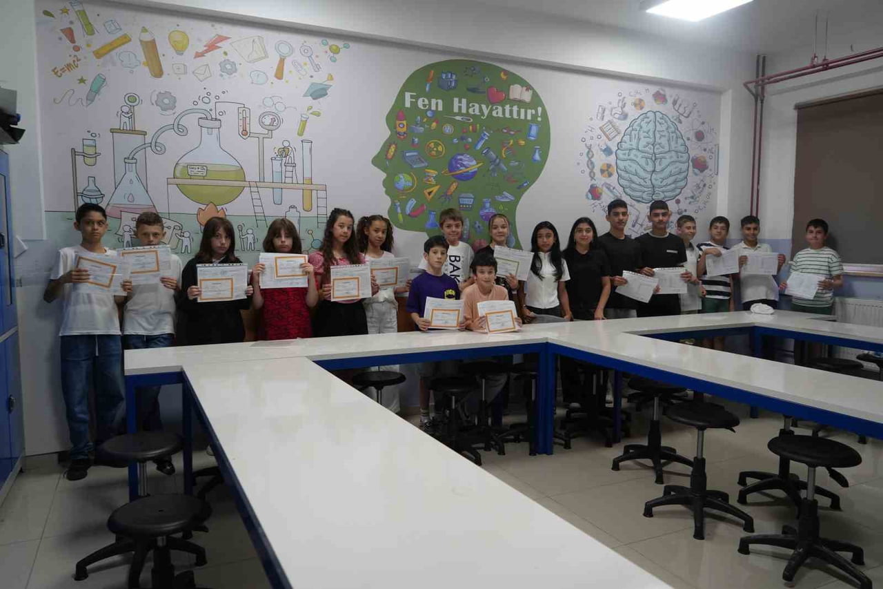 SAMSUN'DA AYNI OKULDA EĞİTİM GÖREN 13 İKİZ ÖĞRENCİ, KARNE ALMANIN HEYECANINI YAŞADI. BAZI İKİZLER...
