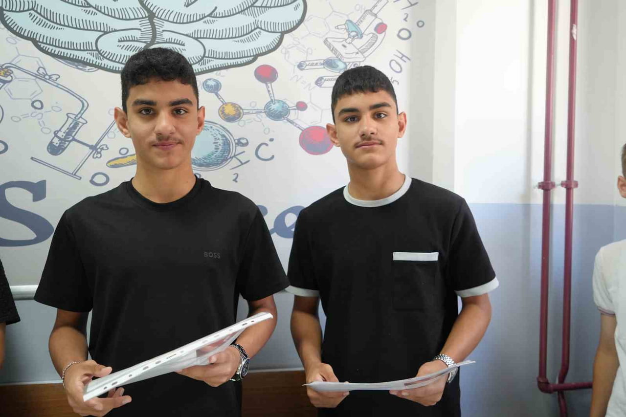 SAMSUN'DA AYNI OKULDA EĞİTİM GÖREN 13 İKİZ ÖĞRENCİ, KARNE ALMANIN HEYECANINI YAŞADI. BAZI İKİZLER...