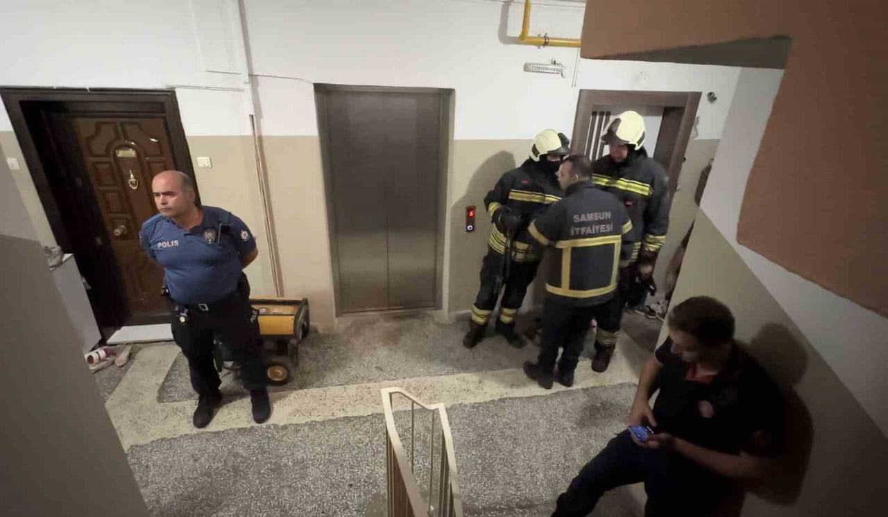 SAMSUN'DA EVİNDE BAZI EŞYALARI YAKARAK KÜÇÜK ÇAPLI YANGINA NEDEN OLAN GENÇ, KENDİSİNİ EVE...