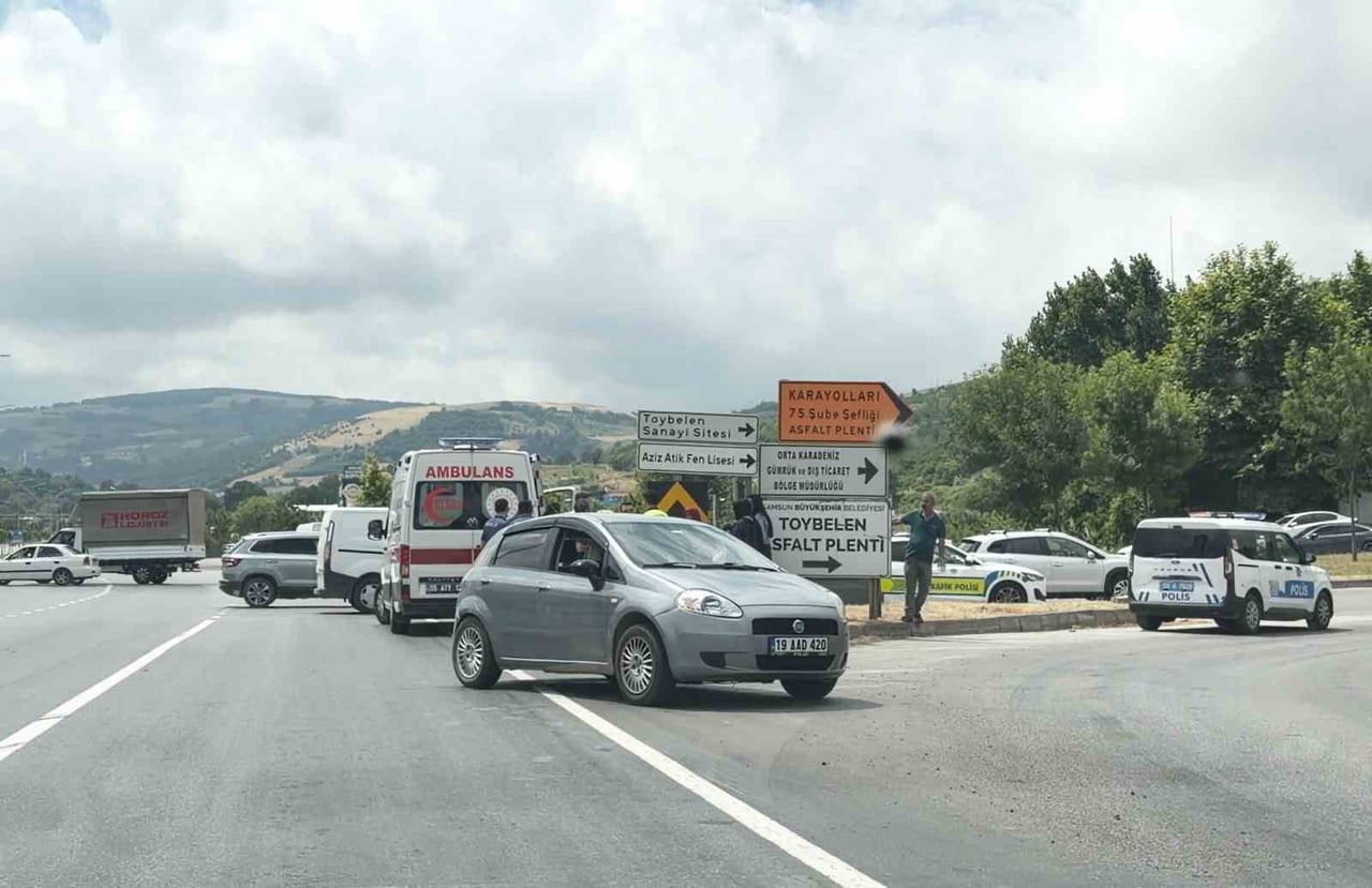 SAMSUN'DA KONTROLDEN ÇIKAN OTOMOBİLİN REFÜJE ÇARPMASI SONUCU MEYDANA GELEN TRAFİK KAZASINDA 1 KİŞİ...