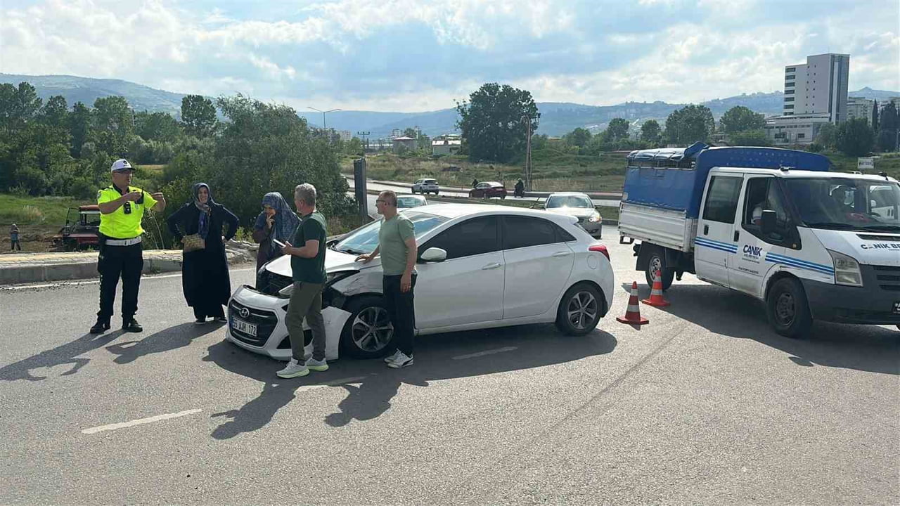SAMSUN'DA SIK SIK TRAFİK KAZALARININ YAŞANDIĞI ŞEHİR HASTANESİ KAVŞAĞINDA İKİ OTOMOBİLİN...