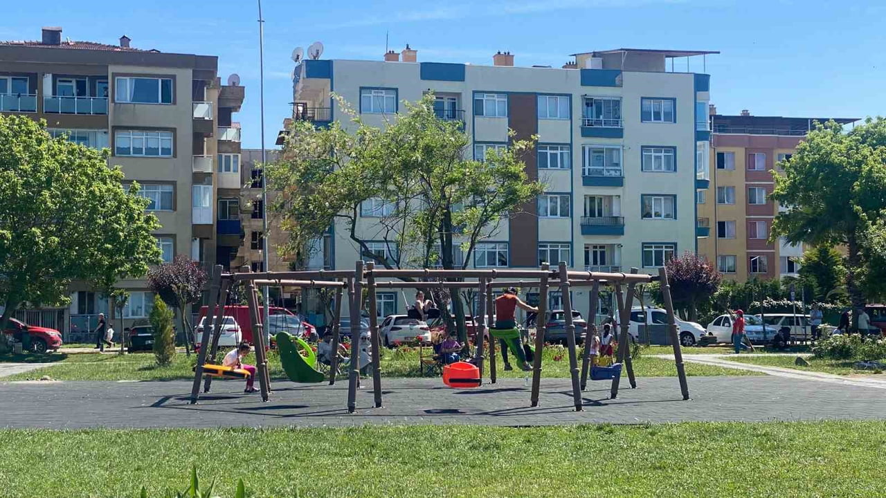 SAMSUN'UN ATAKUM İLÇESİNDE HAVA SICAKLIĞININ 25 DERECEYE ULAŞMASIYLA BİRLİKTE VATANDAŞLAR ADETA...