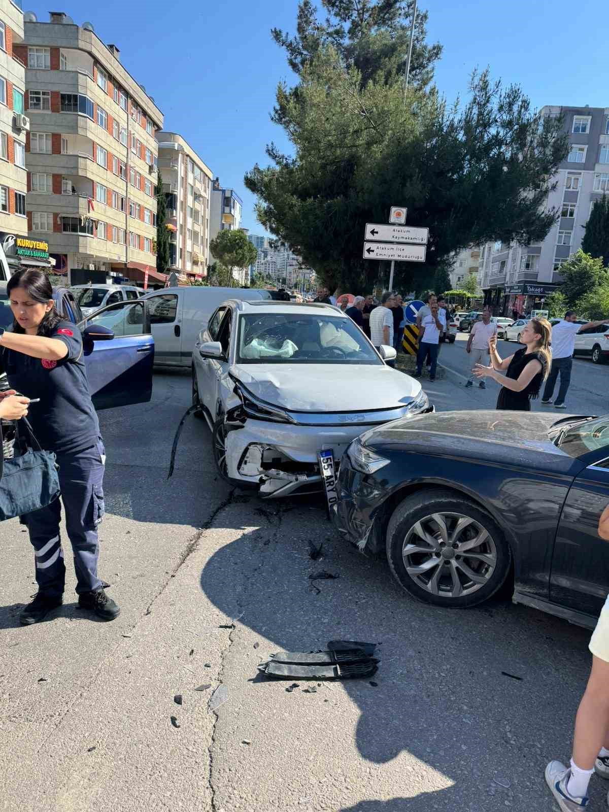 SAMSUN'UN ATAKUM İLÇESİNDE ÜÇ ARACIN KARIŞTIĞI TRAFİK KAZASI MADDİ HASARLA ATLATILDI.