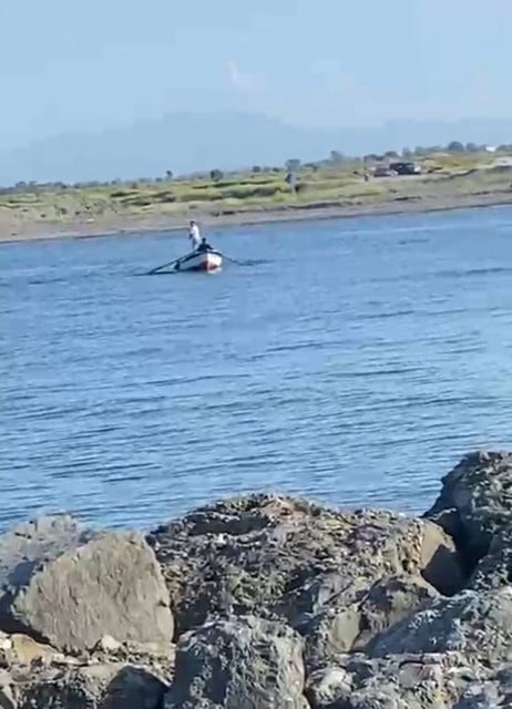 SAMSUN'UN BAFRA İLÇESİNDE  BALIK AVI YASAĞININ DEVAM ETTİĞİ DÖNEMDE, IRMAK AĞZINDA TEKNE İLE AĞ...