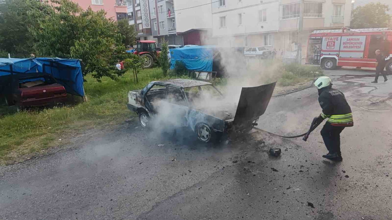 SAMSUN'UN BAFRA İLÇESİNDE BİR KAPORTACI DÜKKANINDA KAYNAK ÇALIŞMASI SIRASINDA SIÇRAYAN KIVILCIMLAR...