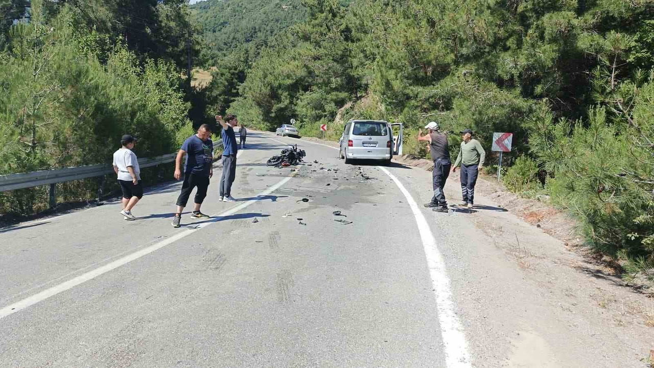 SAMSUN'UN BAFRA İLÇESİNDE MİNİBÜS İLE MOTOSİKLETİN ÇARPIŞTIĞI TRAFİK KAZASINDA AĞIR YARALANAN...