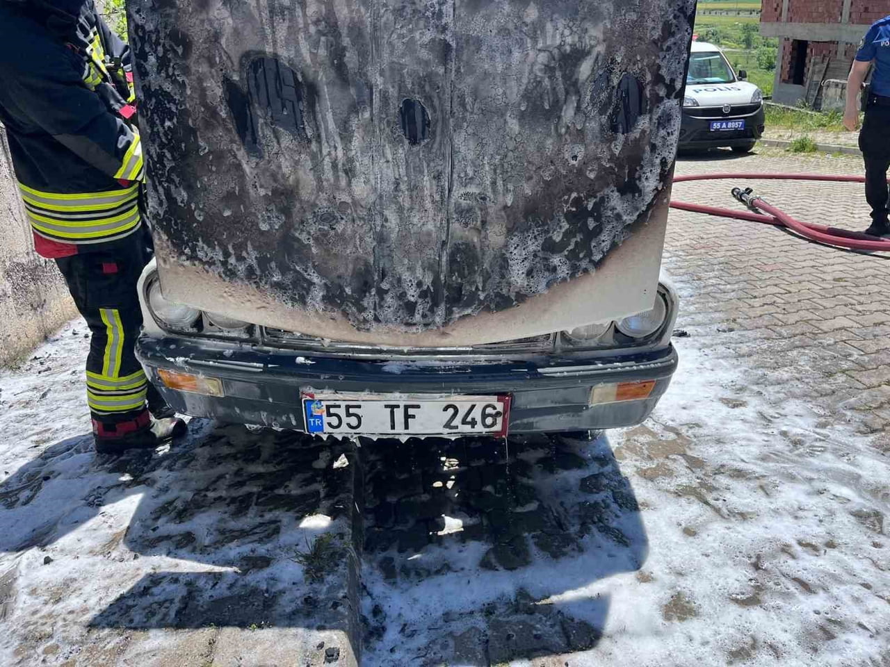 SAMSUN'UN KAVAK İLÇESİNDE PAZAR YERİNDE PARK HALİNDE BULUNAN BİR OTOMOBİL, HENÜZ BİLİNMEYEN BİR...