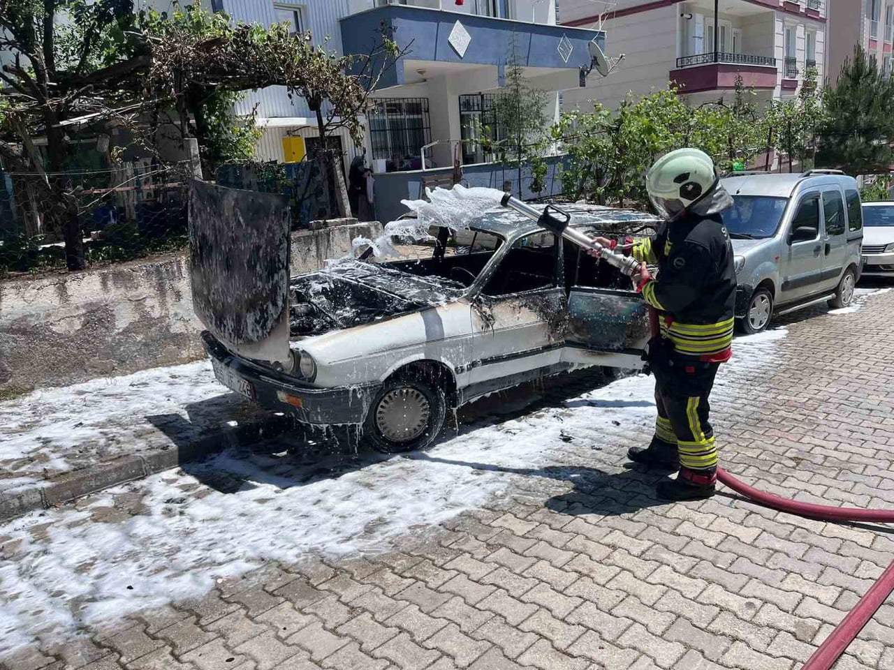 SAMSUN'UN KAVAK İLÇESİNDE PAZAR YERİNDE PARK HALİNDE BULUNAN BİR OTOMOBİL, HENÜZ BİLİNMEYEN BİR...