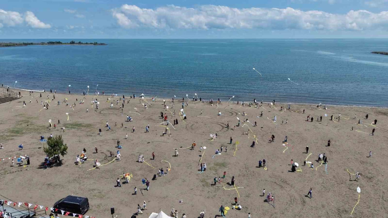 SAMSUN'UN TERME BELEDİYESİ TARAFINDAN DÜZENLENEN UÇURTMA ŞENLİĞİ, AİLELERİ VE ÇOCUKLARI BİR ARAYA...
