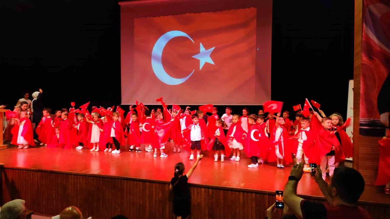 SAMSUN'UN VEZİRKÖPRÜ İLÇESİNDE BEBEK VE ÇOCUK KÜTÜPHANESİ'NDE EĞİTİMLERİNİ TAMAMLAYAN 3-6 YAŞ...