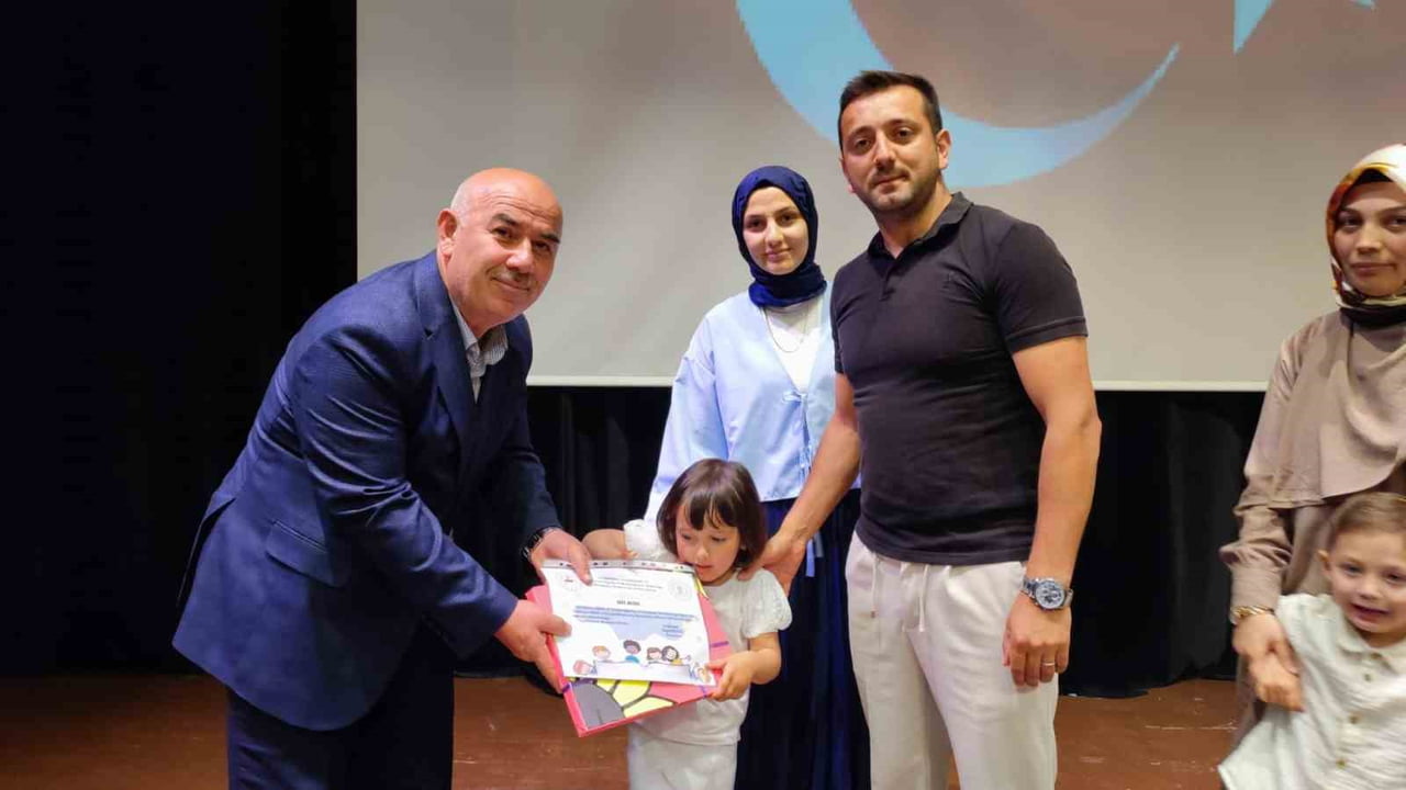 SAMSUN'UN VEZİRKÖPRÜ İLÇESİNDE BEBEK VE ÇOCUK KÜTÜPHANESİ'NDE EĞİTİMLERİNİ TAMAMLAYAN 3-6 YAŞ...